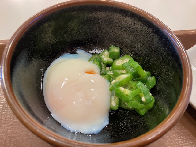 すき家のまぜのっけ朝食の温玉とオクラ