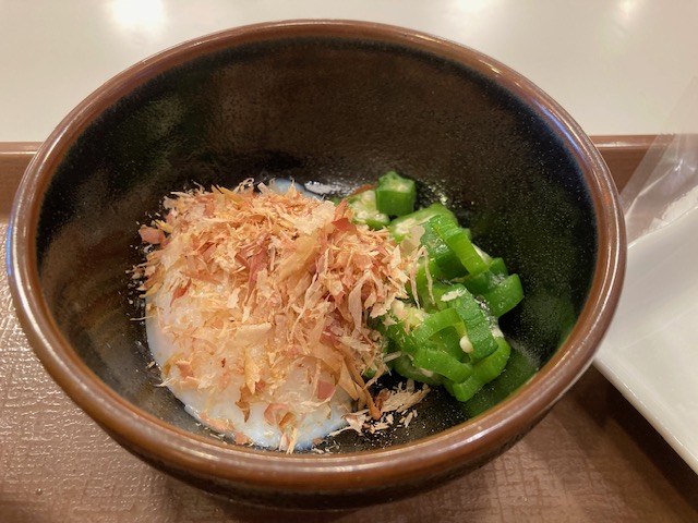 すき家のまぜのっけ朝食の温玉とオクラとかつお節